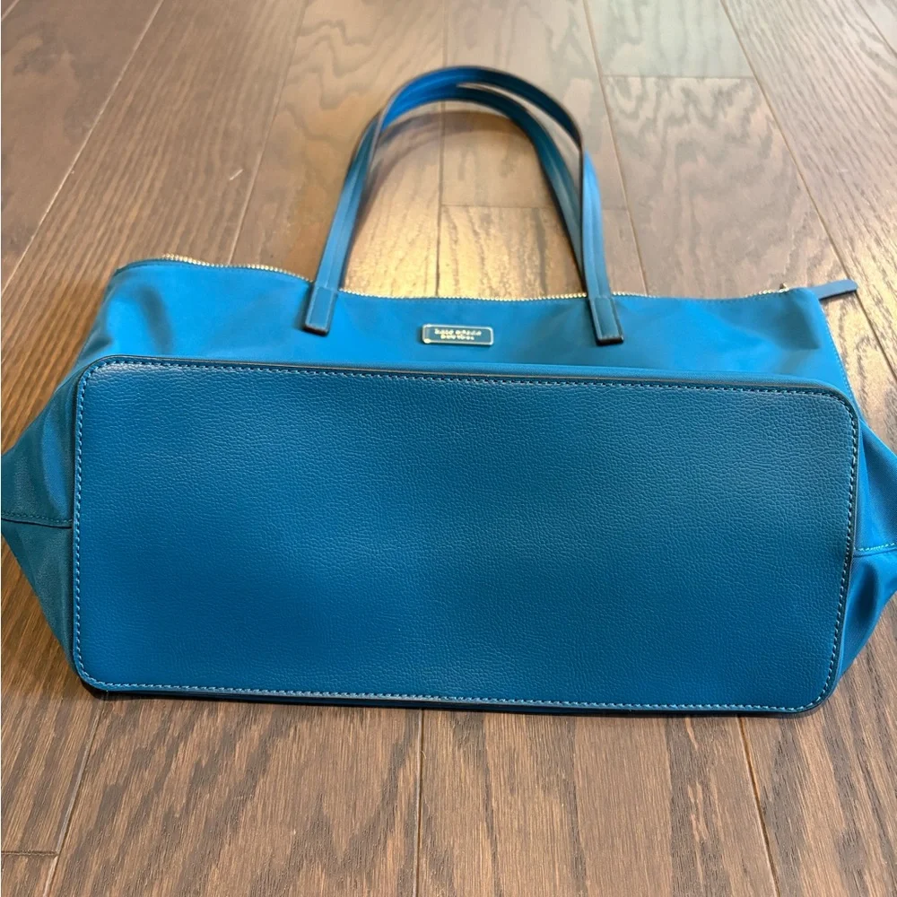 New kate spade teal nylon tote with gold-tone zipper.    Excellent condition.